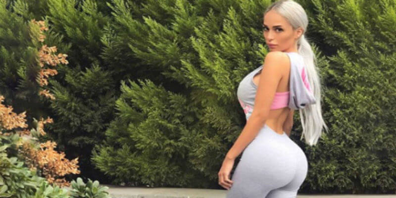 Hangi Sosyetik Güzel Sokakta Çıplak Gezdi?