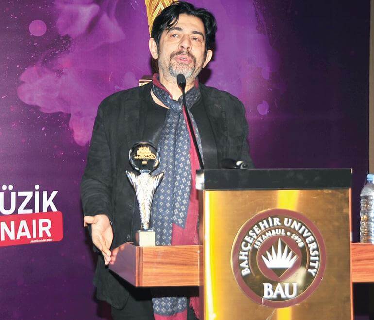 Okan Bayülgen'in ödül gecesindeki sözleri geceye damgasını vurdu.