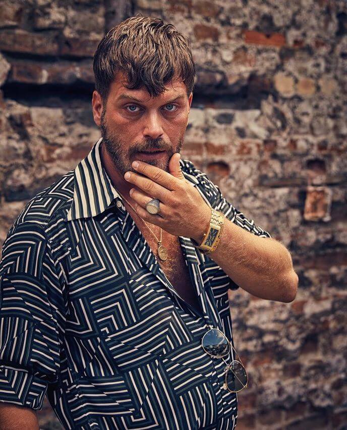 Kıvanç Tatlıtuğ, Sarı Saruhan karakteriyle izleyiciden büyük övgü topladı. 