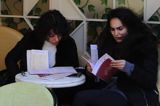 Selin Şekerci, evlilik sorularına verdiği yanıtla kafaları karıştırdı.