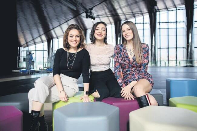 Serenay Sarıkaya, Ezgi Mola ve Merve Dizdar keyifli bir sohbet gerçekleştirdi.