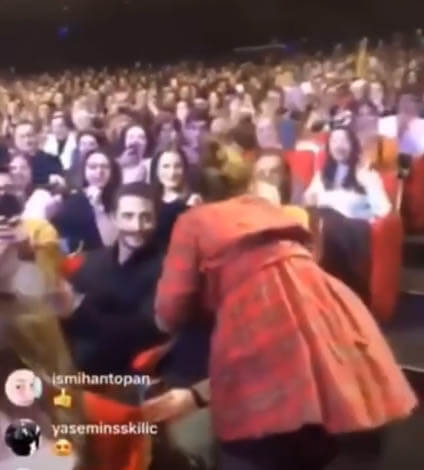 Sertap Erener'in kendisini izlemeye gelen Ahmet Kural'ı öperek sarılması büyük tepki topladı.