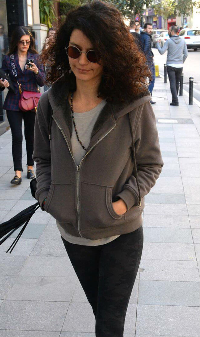 Beren Saat'in Yine Kafaları Karıştıracak Yeni Paylaşımı