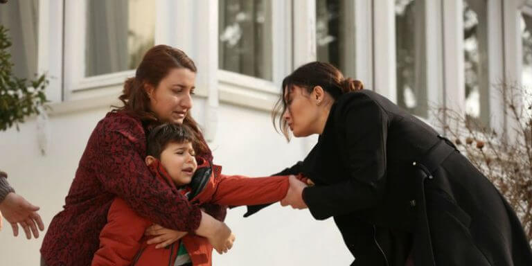 Gülperi'ye Taşlı Karşılama