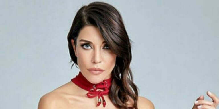 Deniz Akkaya, İlginç Kıyafetiyle Olay Oldu..