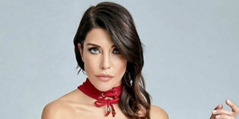 Deniz Akkaya, İlginç Kıyafetiyle Olay Oldu..