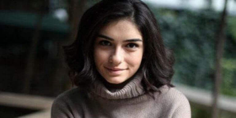 Hazar Ergüçlü’nün Mayolu Fotoğrafı Sosyal Medyayı Salladı..