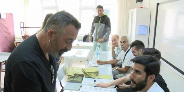 Cem Yılmaz Oy Kullanırken Bile Güldürmeyi Başardı! İşte O Video!