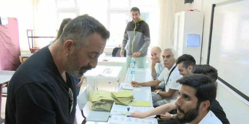 Cem Yılmaz Oy Kullanırken Bile Güldürmeyi başardı