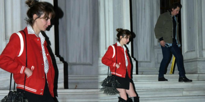 Merdivenlerde Öpüşürken Kameralara Yakalandılar