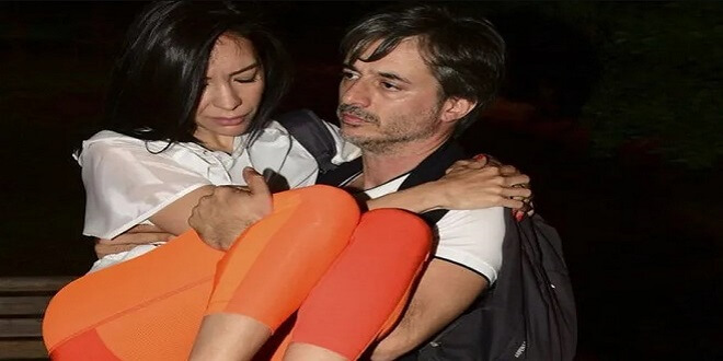 Onur Mete kaza geçiren eşi Aycan Dalkılıç Mete'yi kucağında taşıdı