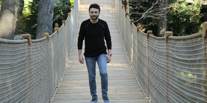 Hem Yazdı Hem Söyledi Hem Çekti!