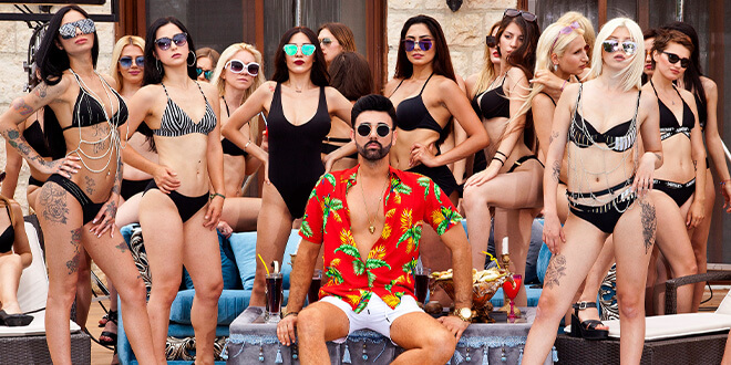 Taha Özer Yeni Single Çalışması 'Vay Canına'ya Defile Gibi Klip!