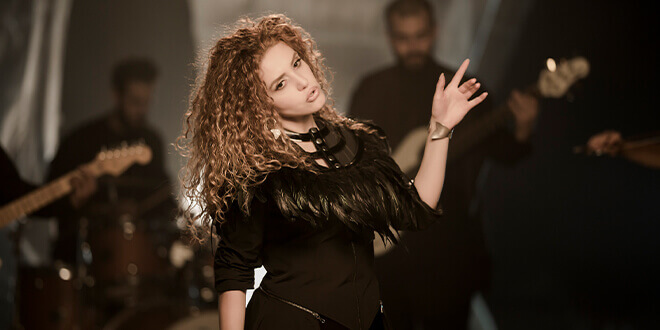 Çinare Melikzade 'İhtiyacı Var' ile Müzikseverlerle Buluştu!