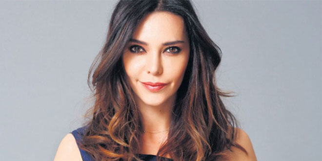 Hande Ataizi Soyunmam İçin...