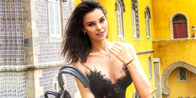 Bacaklarını Sonuna Kadar Açtı