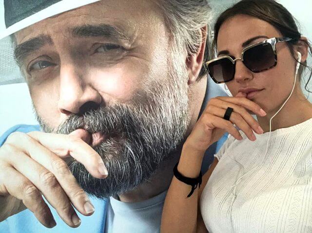 Meryem Uzerli Oktay Kaynarca'nın Posteri Önünde Poz Verdi