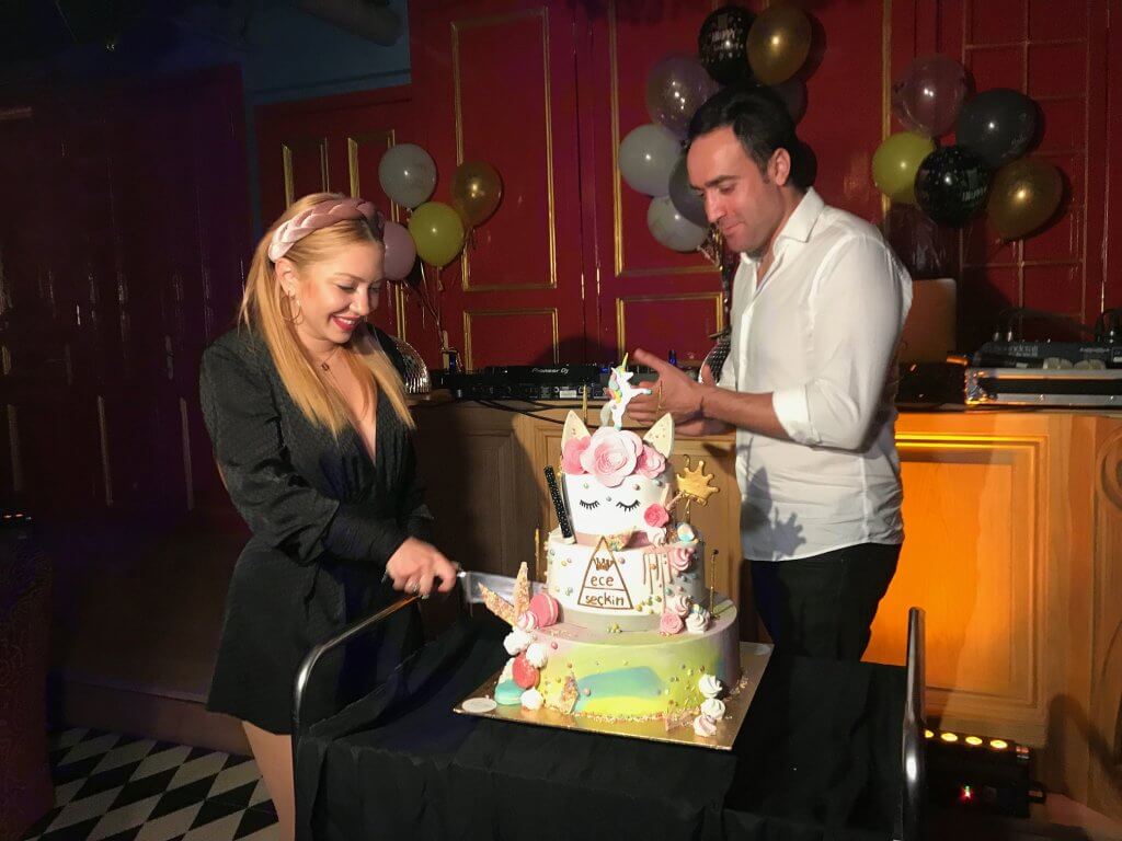 Ece Seçkin'e Nişanlısından Olay Hediye!