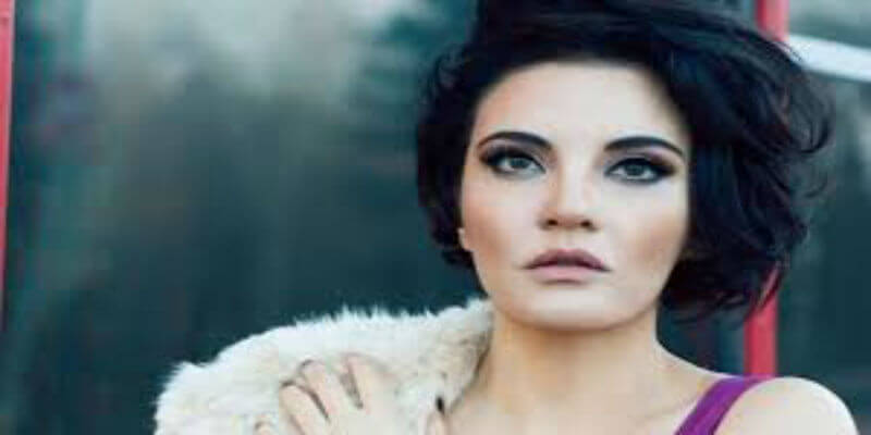 Şarkıcı Göksel Leopar Mayosuyla Genç Kızlara Taş Çıkarttı..