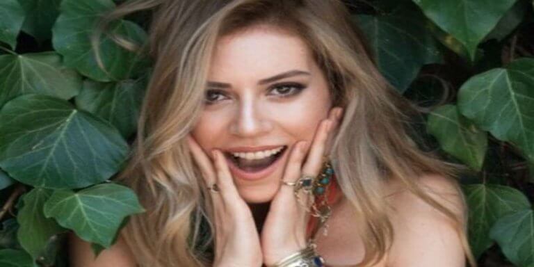 Sinem Kobal’ın Göğüs Dekoltelisi Olay Oldu..