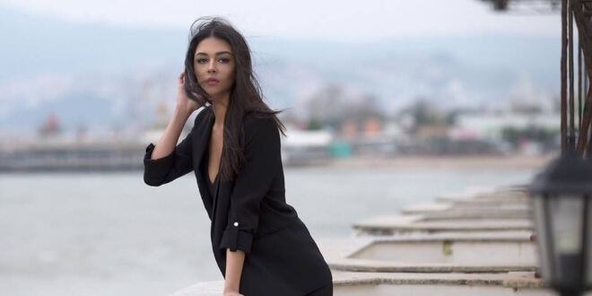 Ela Yörüklü Kimdir?