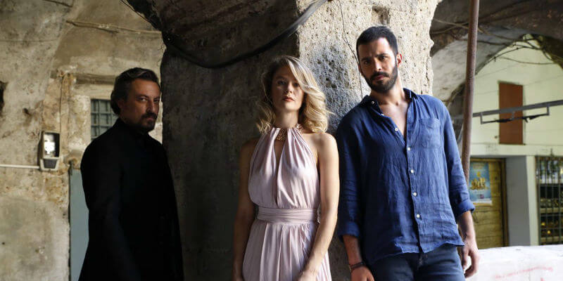 Dila Kuzgun'un Elini Bırakıyor