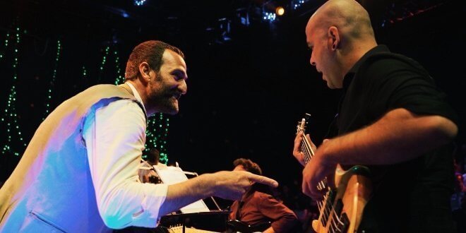 Timur Acar Sahnede Hem Eğlendirdi Hem Güldürdü!