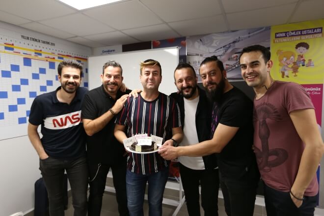 Sahne Öncesi Sürpriz Doğum Günü!