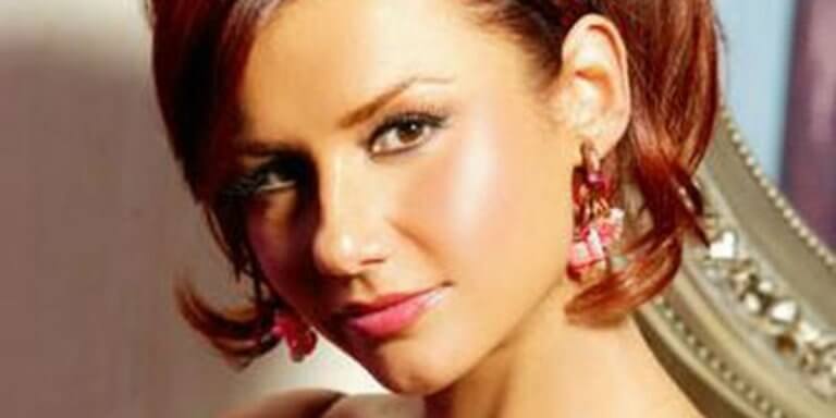 Şarkıları Kendisine Söyleyen Kadın!