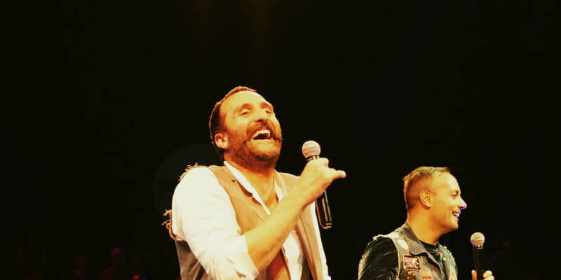 Timur Acar Sahnede Hem Eğlendirdi Hem Güldürdü