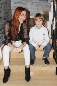 Sinema filmleriyle tanınan ve adından bahsettiren Elif Çapkın, oğluyla piyasaya tekrar döndü.