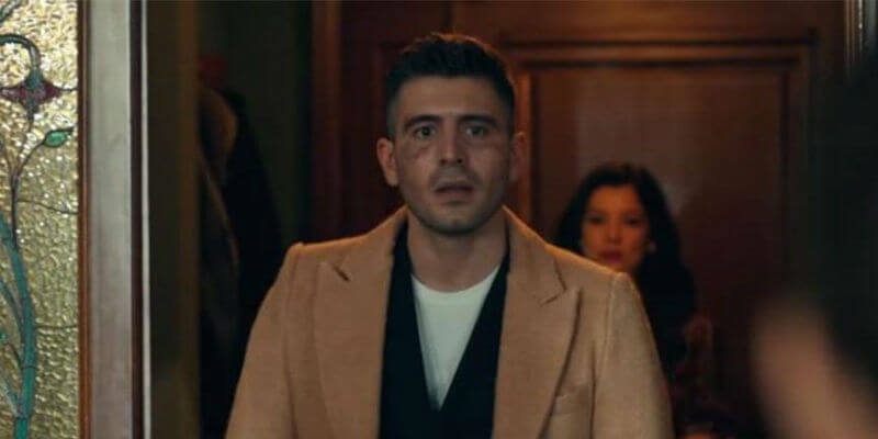 Sultan Azer'e Elini Öptürmüyor