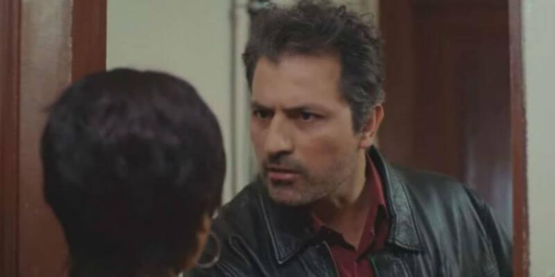 Arif Bahar'ın Başının Dertte Olduğunu Anlıyor