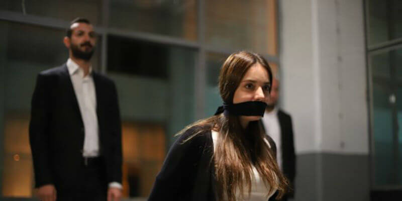 Pilot Duygu'yu Kurtarmak İçin Ali'yi Vuruyor