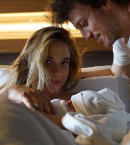 Müge Boz Yeni Doğan Bebeği ile Aile Pozu!