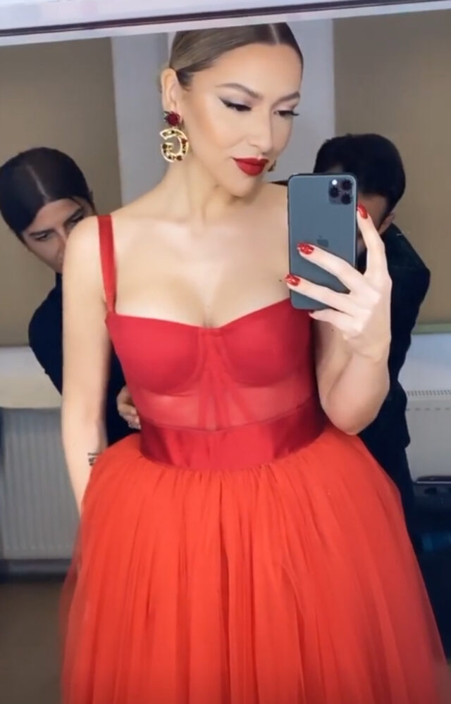 Dolca&Gabbana markasına ait  korseli, etek kısmı tüllü elbise