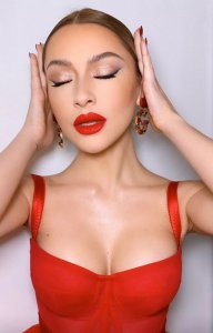 Hadise şimdi de O Ses Türkiye yılbaşı özel programında giydiği kırmızı göğüs dekolteli elbiseyle gündem oldu.