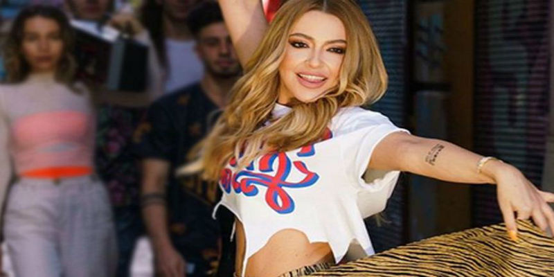 Hadise Bacak Dekolteli Pozuyla Mest Etti..