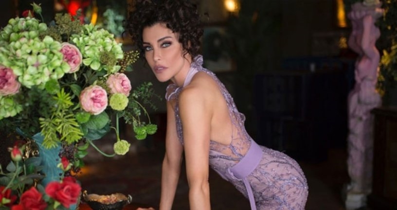 Deniz Akkaya Küvette Paylaştığı Fotoğrafla Çıplak Sanıldı!