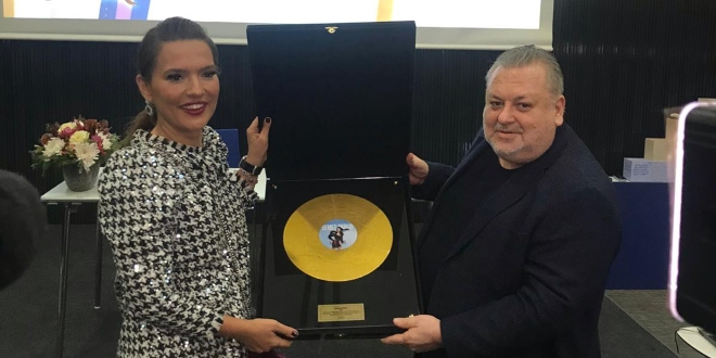 Demet Akalın Altın Plak Aldı!