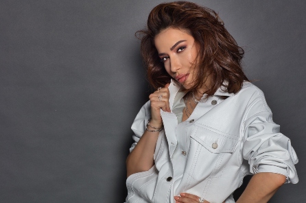 Burcu Güneş'ten Sevenlerine Yeni Yıl Hediyesi!