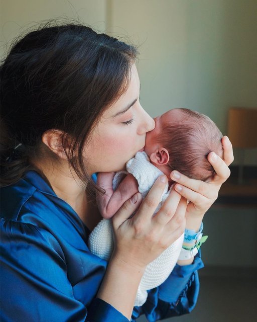 Hazal Kaya İle Ali Atay Çifti Bebekleri İle İlk Pozlarını Paylaştılar!