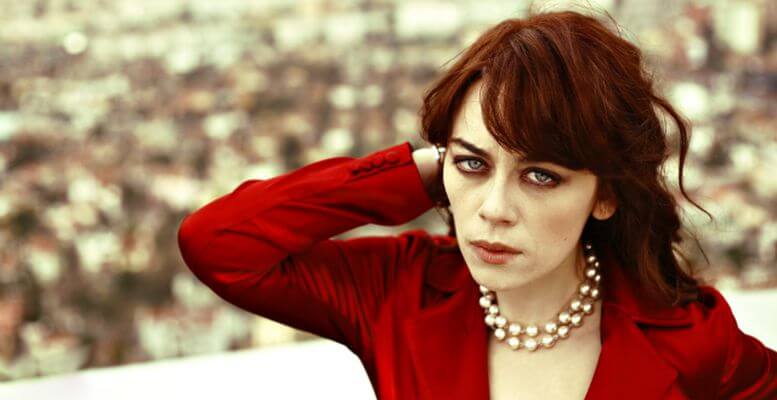 Demet Evgar, Bacaklarını Açarak Yılbaşı Pozu Verdi