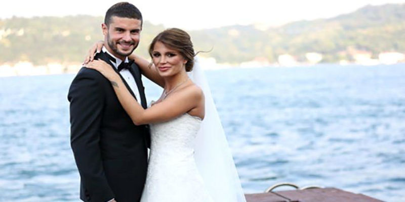 Berk Oktay Çıplak Fotoğraflarını İfşaladığını İddia Ettiği Eşinden Boşandı