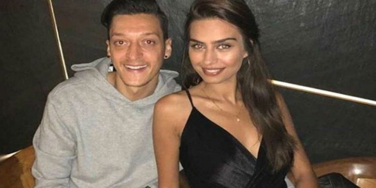 Mesut Özil ve Amine Gülşe’nin Bebeğinin Cinsiyeti Belli Oldu..