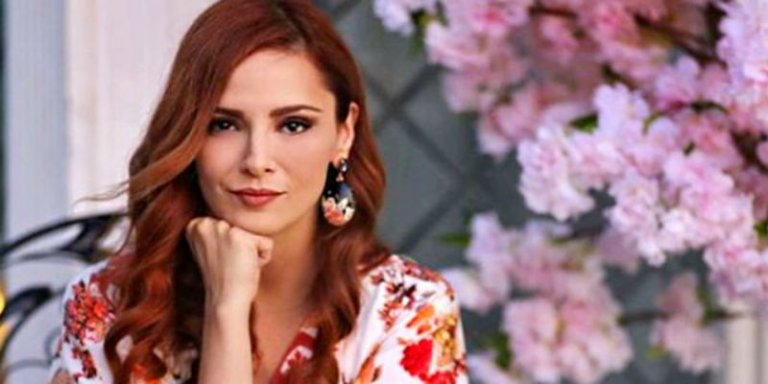 Mine Tugay’ın Olay Olan Dekolteli Selfiesi..