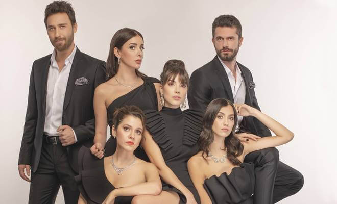 Türkiye’de “Hizmetçiler” adıyla Kanal D’de ekrana gelecek. Dizinin merakla beklenen afişi yayınlandı.