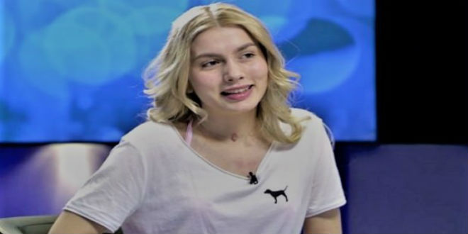 Aleyna Tilki Direk Üstünde Poz Verdi..