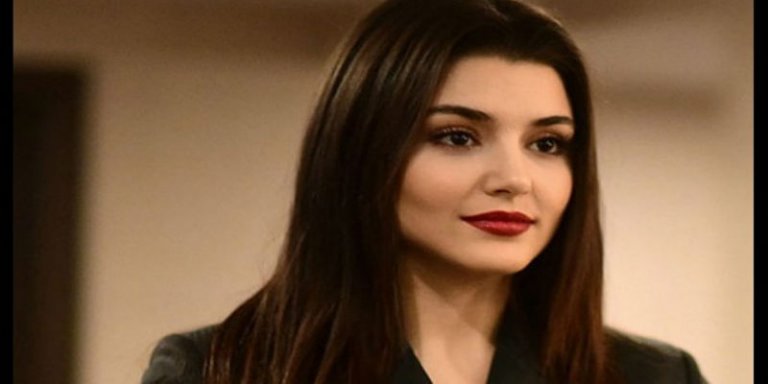 Hayranları Hande Erçel’i İlk Defa Evde Böyle Gördü!