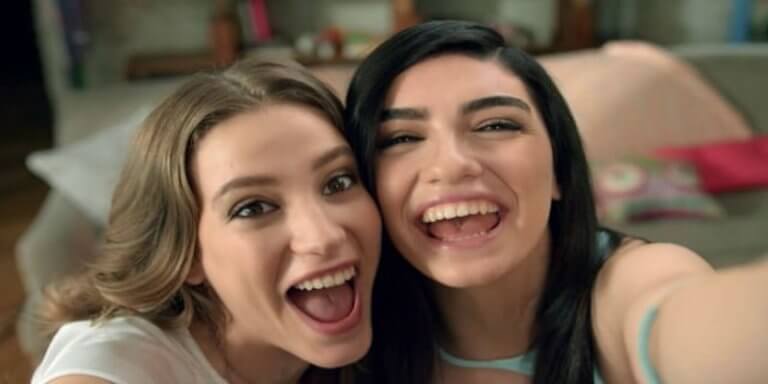 Hazar Ergüçlü’den Cem Yılmaz İle Serenay Sarıkaya Aşkına Destek